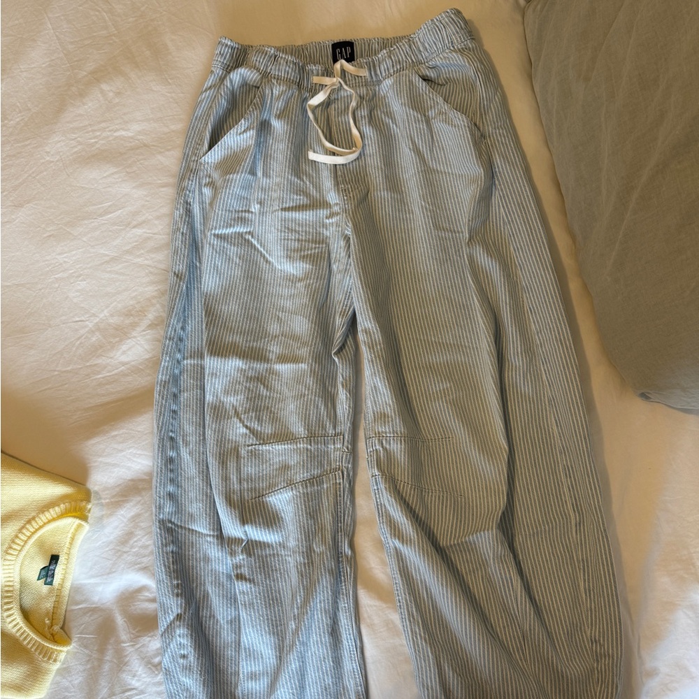 GAP mid rise, ultrasoft denim stripe easy horseshoe Jean